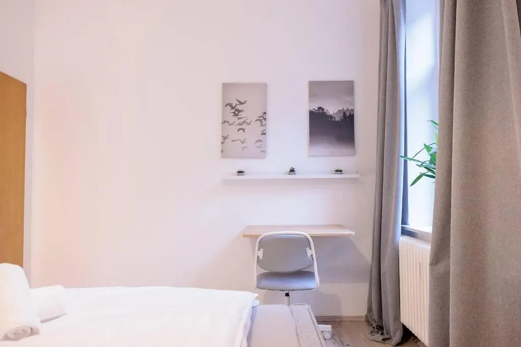 Geraeumige Und Ruhige Wohnung Am Kanal Hannover