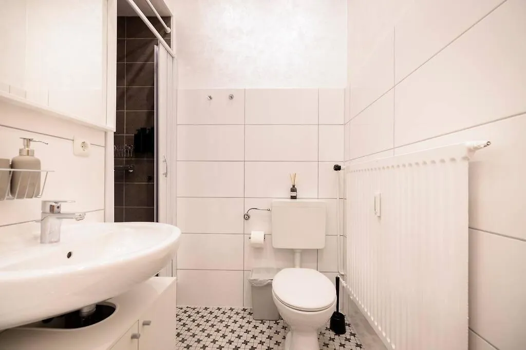 Geraeumige Und Ruhige Wohnung Am Kanal Hannover